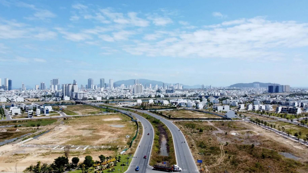 Hình ảnh chụp từ trên cao cho thấy tuyến đường giao thông rộng tại khu vực Nam Nha Trang, kết nối với các khu dân cư và khu vực đang phát triển đô thị. Bức ảnh minh họa hiện trạng hạ tầng giao thông và không gian đô thị lân cận, phục vụ bài viết phân tích hạ tầng xung quanh Charmora City.