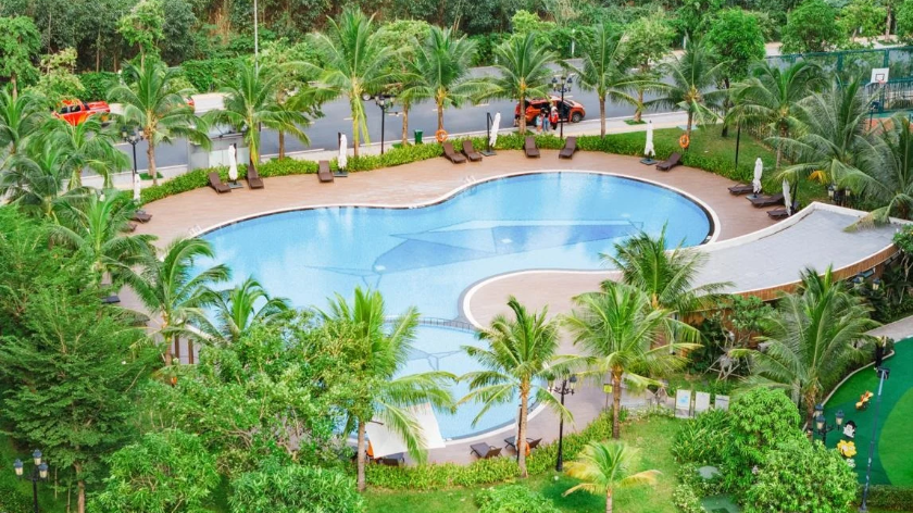 Hình ảnh hồ bơi, cây xanh và khu vực thư giãn tại Vinhomes Grand Park, sử dụng để minh họa tiêu chí xem xét chất lượng tiện ích nội khu, khả năng sử dụng thực tế và mức độ phù hợp với nhu cầu sinh hoạt của cư dân.